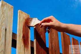 Советы как покрасить забор из штакетника